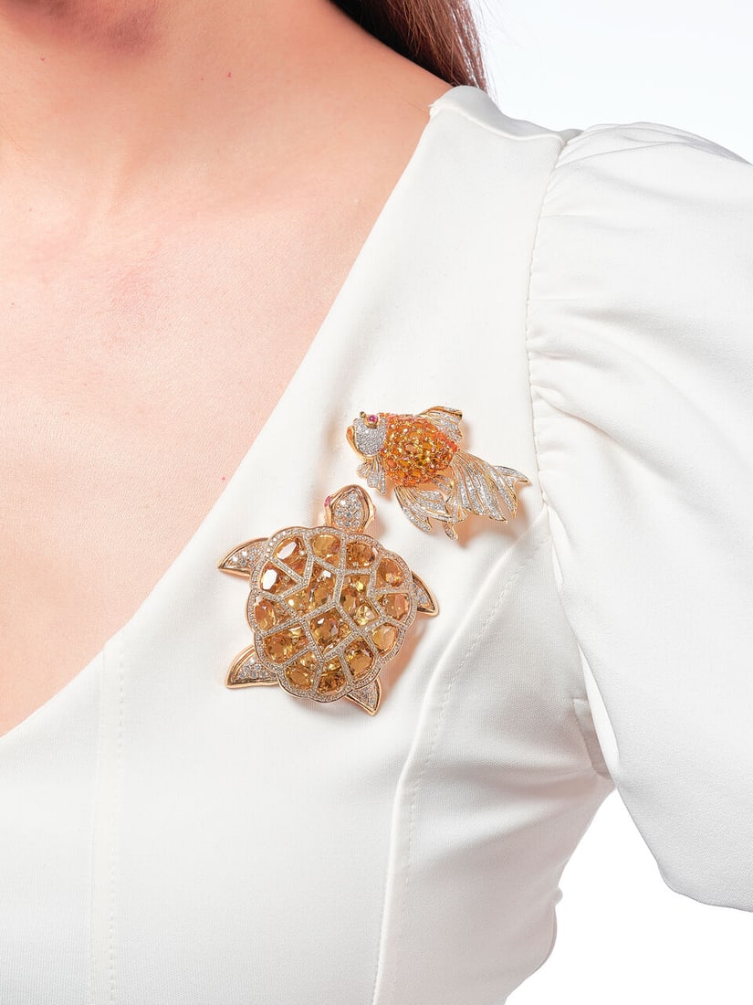 TWO GEM-SET AND DIAMOND 'TURTLE' AND 'GOLDFISH' BROOCHES (2): TWO GEM-SET AND DIAMOND 'TURTLE' AND 'GOLDFISH' BROOCHES 彩色寶石配鑽石別針兩枚 Metal: 18 karat yellow gold Dimensions: turtle 6.1 x