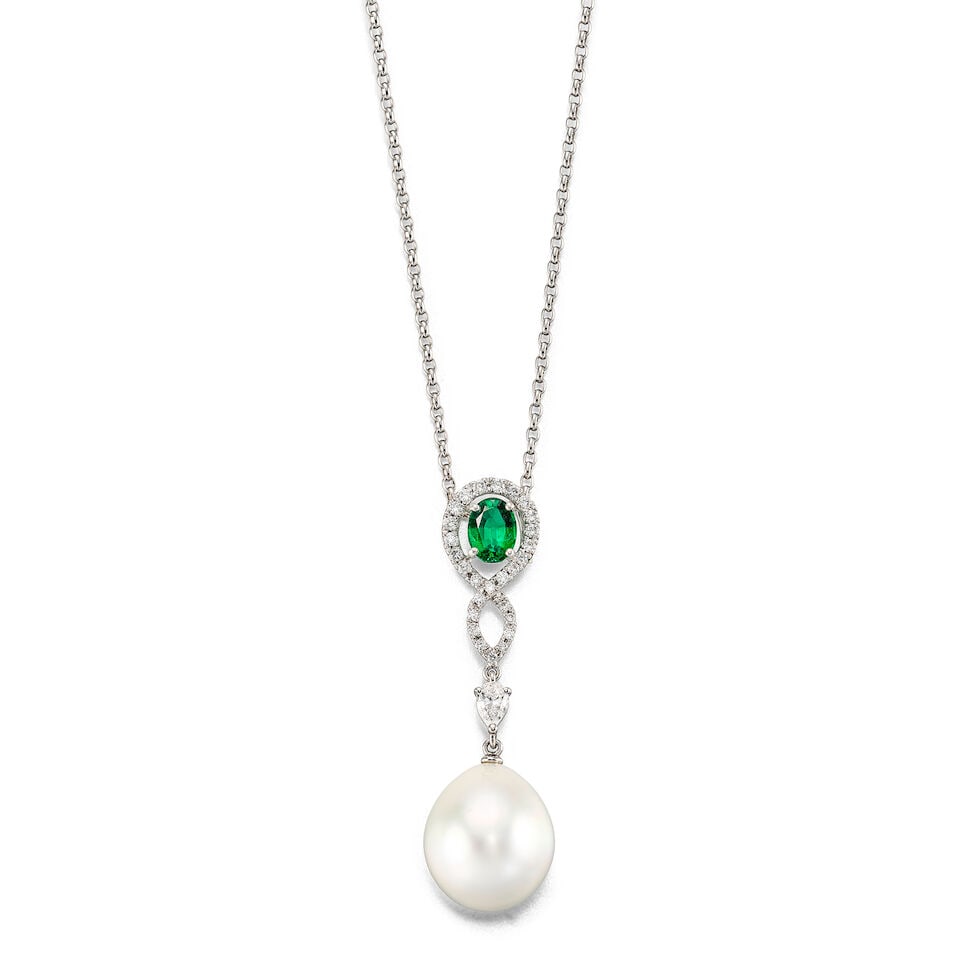 CULTURED PEARL, EMERALD AND DIAMOND PENDANT NECKLACE: CULTURED PEARL, EMERALD AND DIAMOND PENDANT NECKLACE 養殖珍珠配祖母綠及鑽石吊墜項鍊 Cultured pearl: approx.