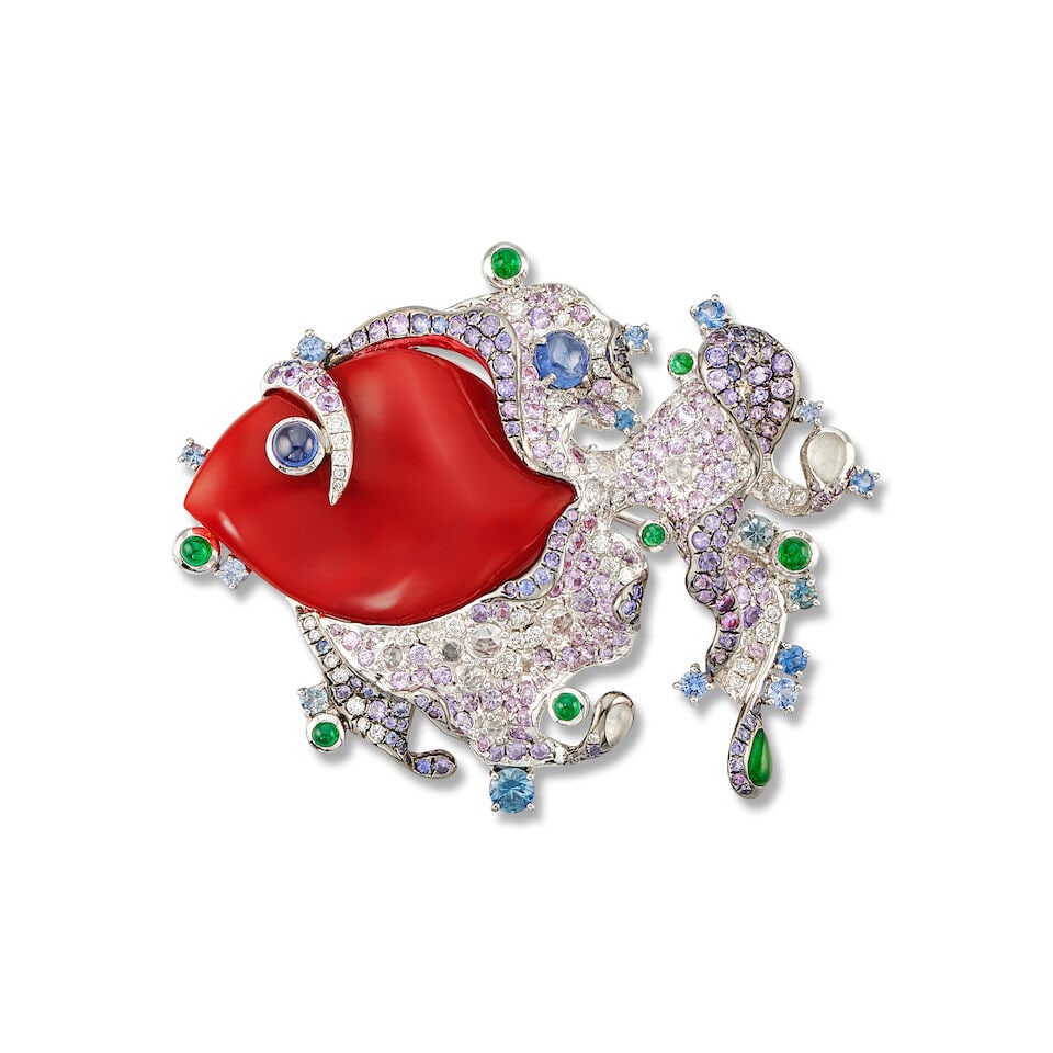 CORAL, GEM-SET AND DIAMOND 'FISH' BROOCH/PENDANT: CORAL, GEM-SET AND DIAMOND 'FISH' BROOCH/PENDANT 天然未經處理珊瑚配彩色寶石及鑽石別針/ࡧ