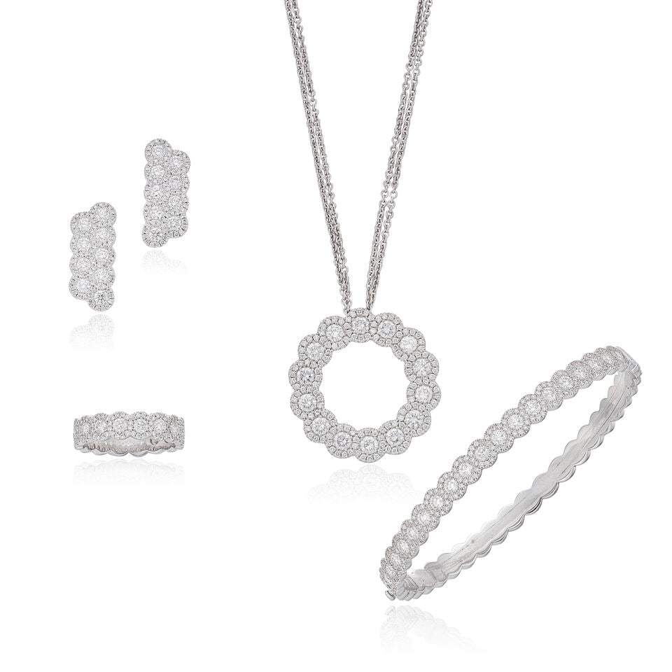 DIAMOND SUITE (4): DIAMOND SUITE 鑽石吊墜項鍊、手鐲、戒指及耳環套裝 Metal: 18 karat white gold Length: pendant