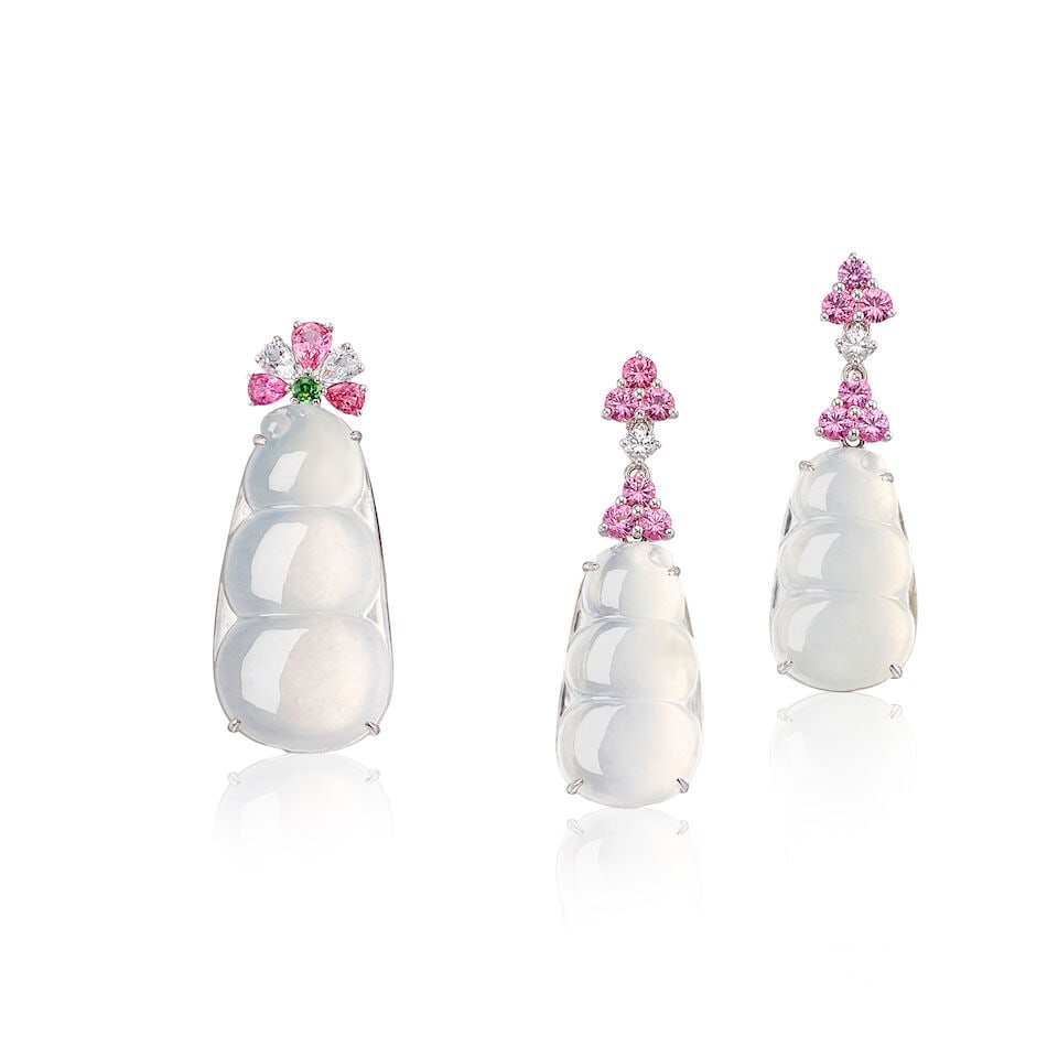 ICY JADEITE AND GEM-SET 'PEAPOD' PENDANT AND PENDENT EARRING SET (2): ICY JADEITE AND GEM-SET 'PEAPOD' PENDANT AND PENDENT EARRING