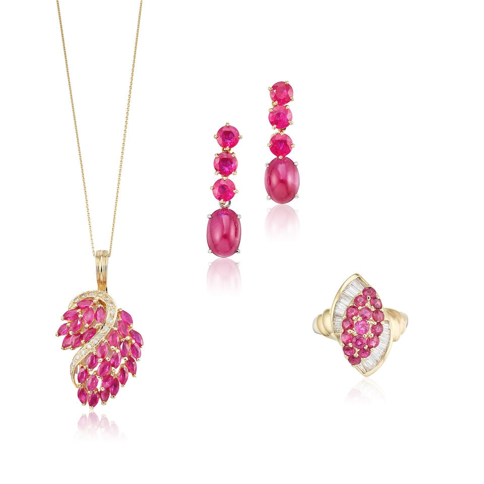 GEM-SET AND DIAMOND PENDANT NECKLACE, RING AND EARRINGS (3): GEM-SET AND DIAMOND PENDANT NECKLACE, RING AND EARRINGS 彩色寶石配鑽石吊墜項鍊、戒指及耳環 Metal: