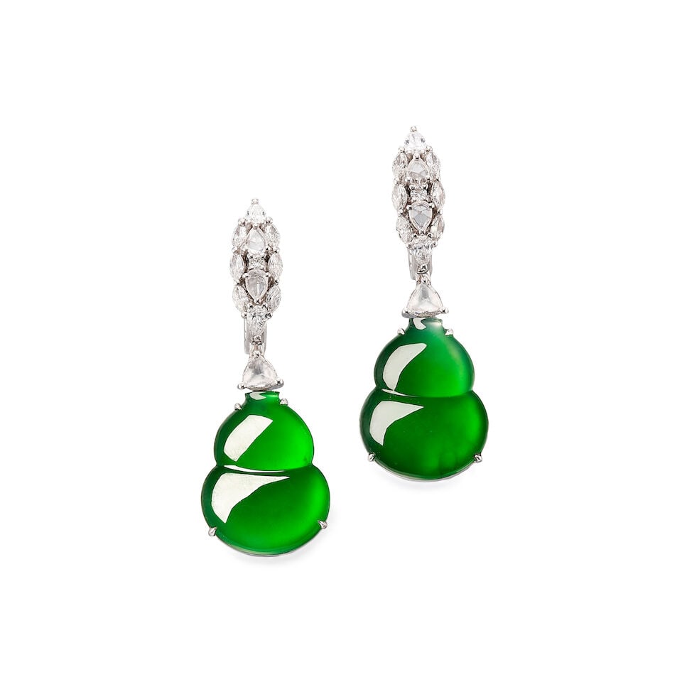 PAIR OF JADEITE AND DIAMOND 'GOURD' PENDENT EARRINGS: PAIR OF JADEITE AND DIAMOND 'GOURD' PENDENT EARRINGS 天然翡翠配鑽石「葫蘆」吊墜耳環 Certificate: HKJSL,