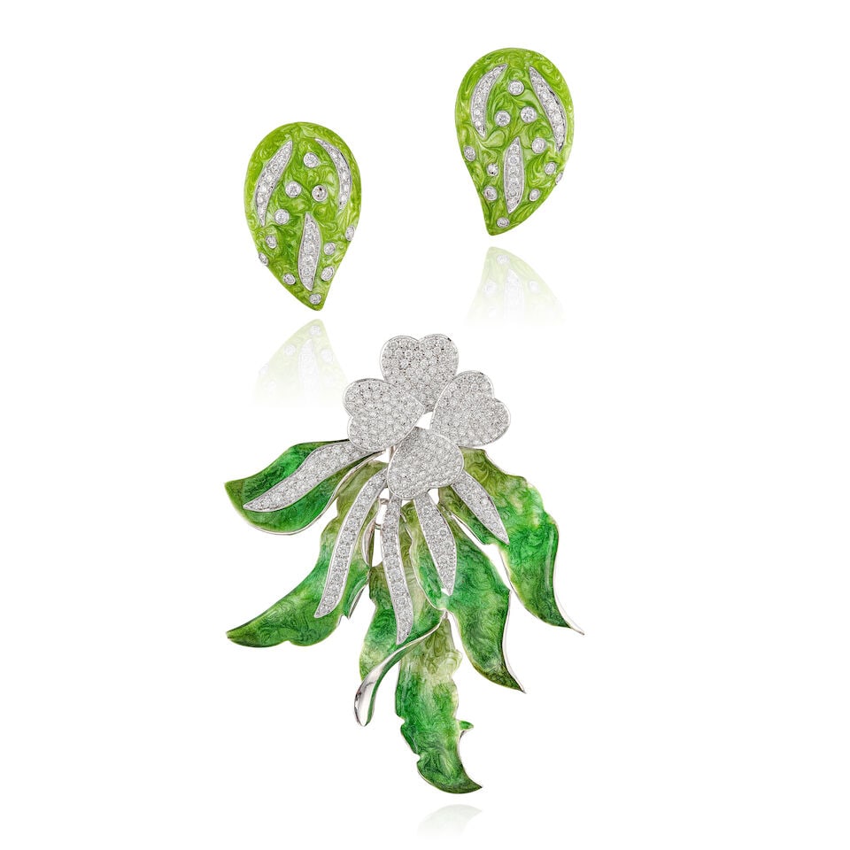 ENAMEL AND DIAMOND BROOCH AND EARCLIP SET (2): ENAMEL AND DIAMOND BROOCH AND EARCLIP SET 琺瑯配鑽石別針及耳夾套裝 Metal: 18 karat white gold Brooch length: 8.5cm Earclip