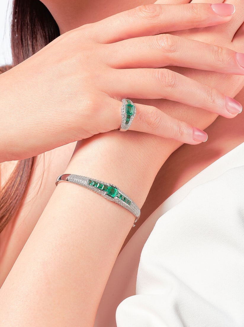 EMERALD AND DIAMOND BANGLE AND RING SET (2) (2): EMERALD AND DIAMOND BANGLE AND RING SET (2) 祖母綠配鑽石手鐲及戒指 Emeralds: stamped 2.15cts (on bangle) and 1.08cts (on ring) Diamond