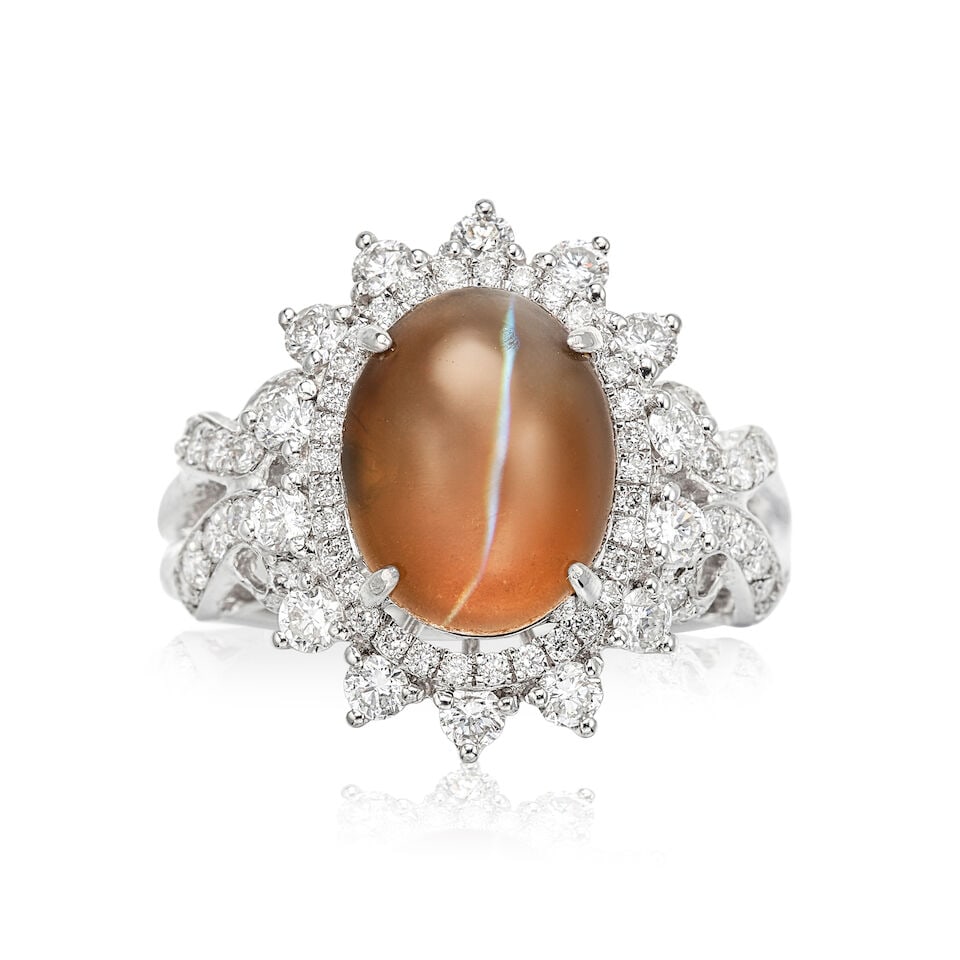 CAT'S EYE CHRYSOBERYL AND DIAMOND RING: CAT'S EYE CHRYSOBERYL AND DIAMOND
