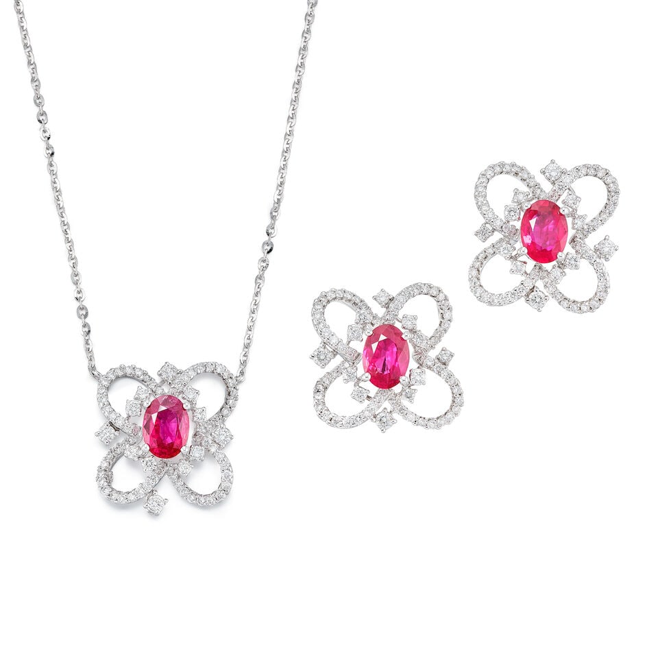 RUBY AND DIAMOND PENDANT NECKLACE AND EARRING SET (2): RUBY AND DIAMOND PENDANT NECKLACE AND EARRING