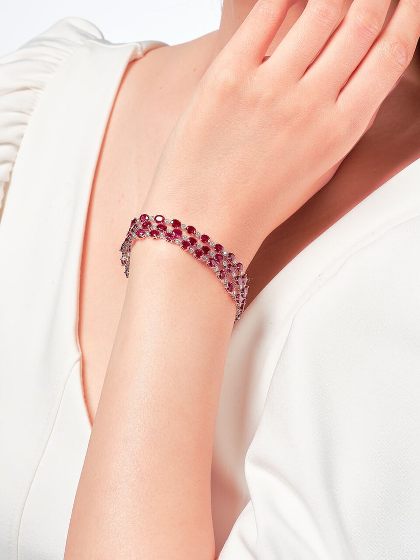 RUBY AND DIAMOND BRACELET: RUBY AND DIAMOND BRACELET 紅寶石配鑽石手鍊 Rubies: 66pcs, approx. 29.00cts Diamonds: approx. 2.05cts Metal: 18 karat white gold Length: 17.0cm Gross