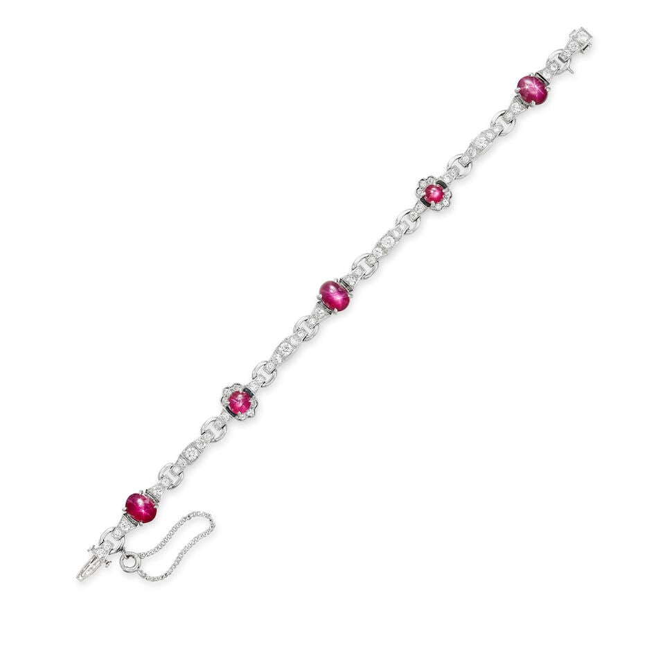 STAR RUBY AND DIAMOND BRACELET, CIRCA 1935: STAR RUBY AND DIAMOND BRACELET, CIRCA 1935 星光紅寶石配鑽石手鍊，約1935年 Star rubies: approx. 8.00cts Metal: