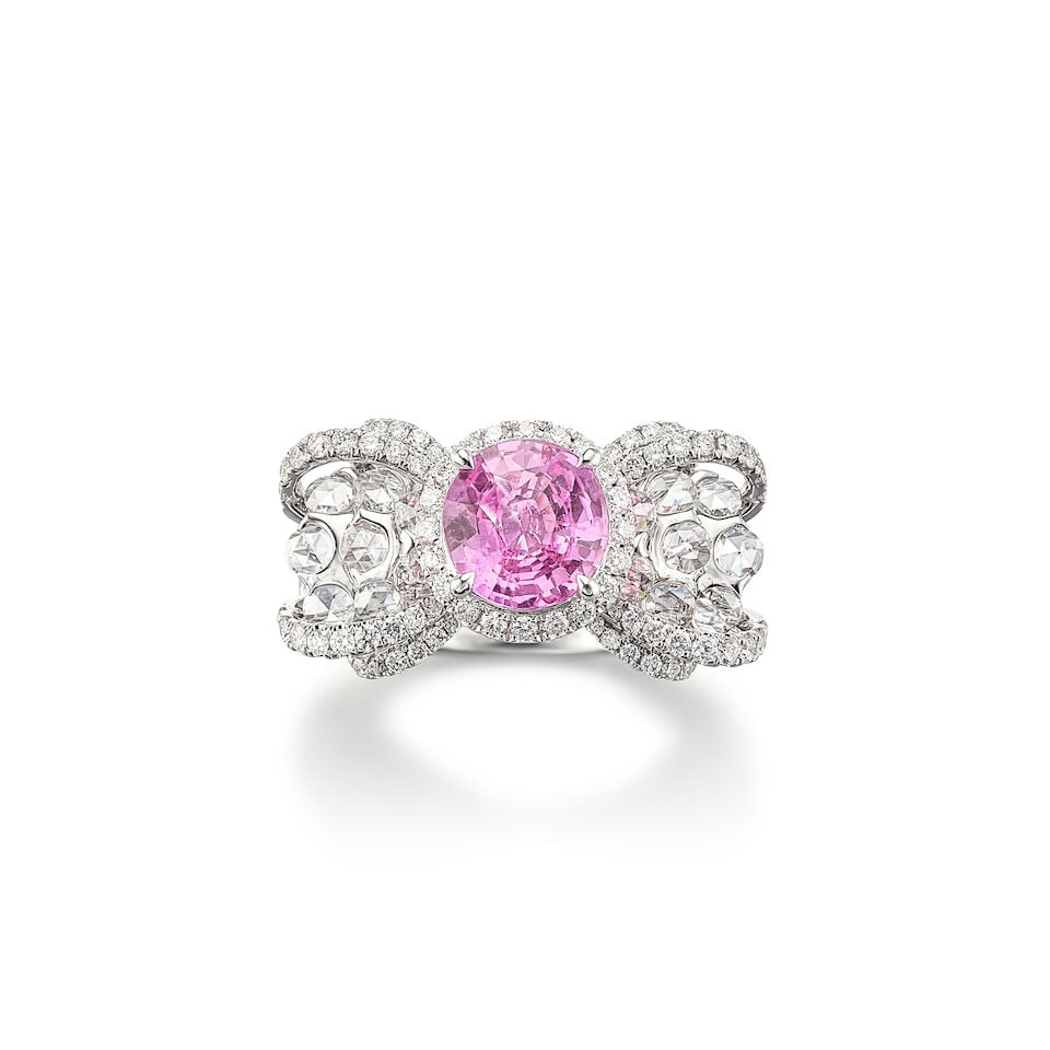 COLOURED SAPPHIRE AND DIAMOND RING: COLOURED SAPPHIRE AND DIAMOND