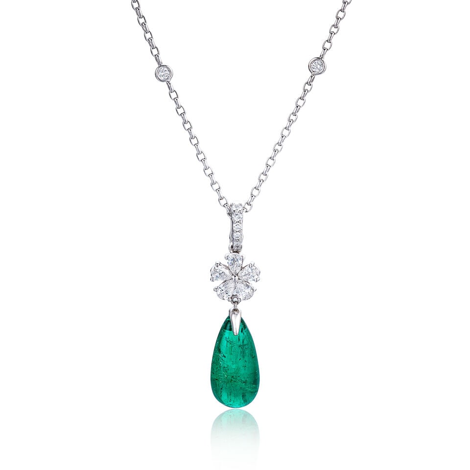 EMERALD AND DIAMOND PENDANT NECKLACE: EMERALD AND DIAMOND PENDANT NECKLACE 5.72克拉天然「哥倫比亞」「木佐綠」祖母綠配鑽