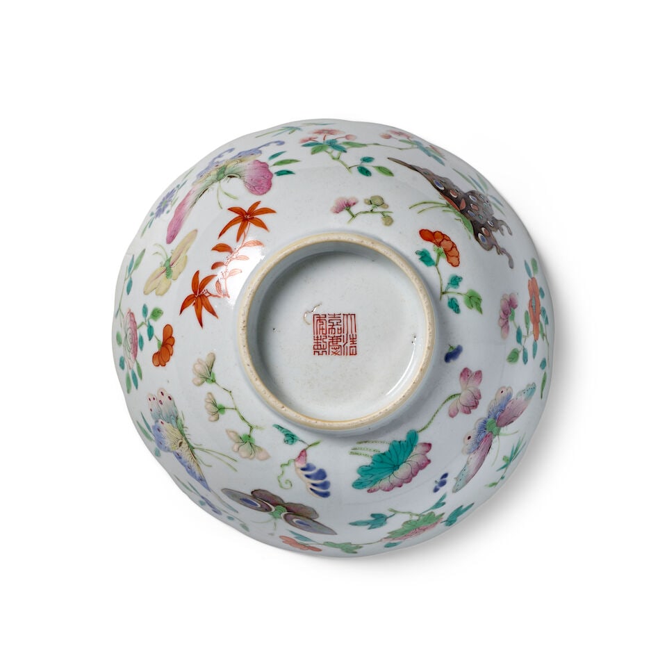 A GILT-RIMMED FAMILLE-ROSE 'BUTTERFLIES AND FLOWER' BOWL Jiaqing mark, 19th century - 3