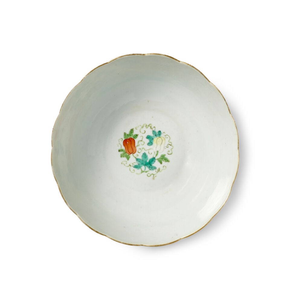 A GILT-RIMMED FAMILLE-ROSE 'BUTTERFLIES AND FLOWER' BOWL Jiaqing mark, 19th century - 4