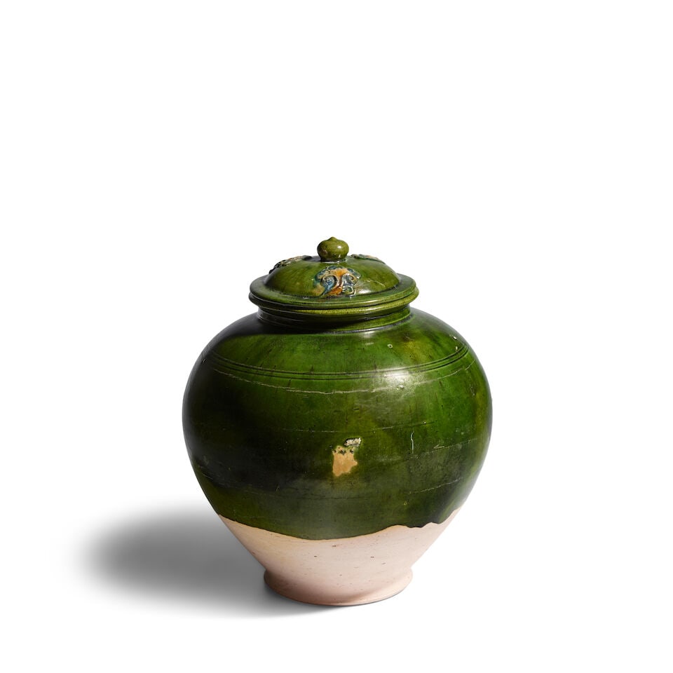 A LARGE GREEN AND SANCAI-GLAZED POTTERY JAR AND COVER Tang Dynasty - 2