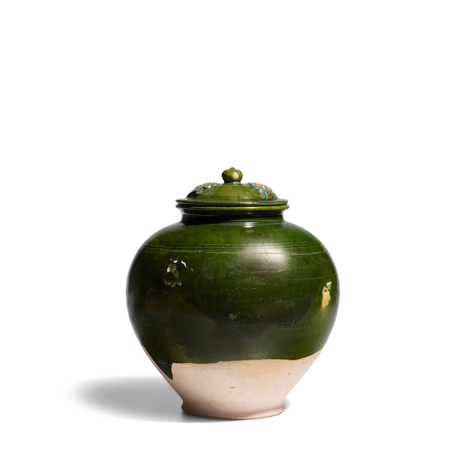 A LARGE GREEN AND SANCAI-GLAZED POTTERY JAR AND COVER Tang Dynasty - 3