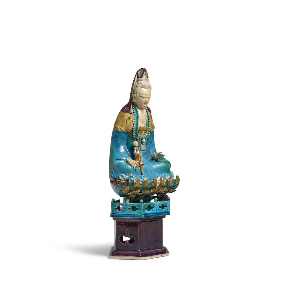 A FAHUA SEATED FIGURE OF GUANYIN AND STAND Qing Dynasty - 2