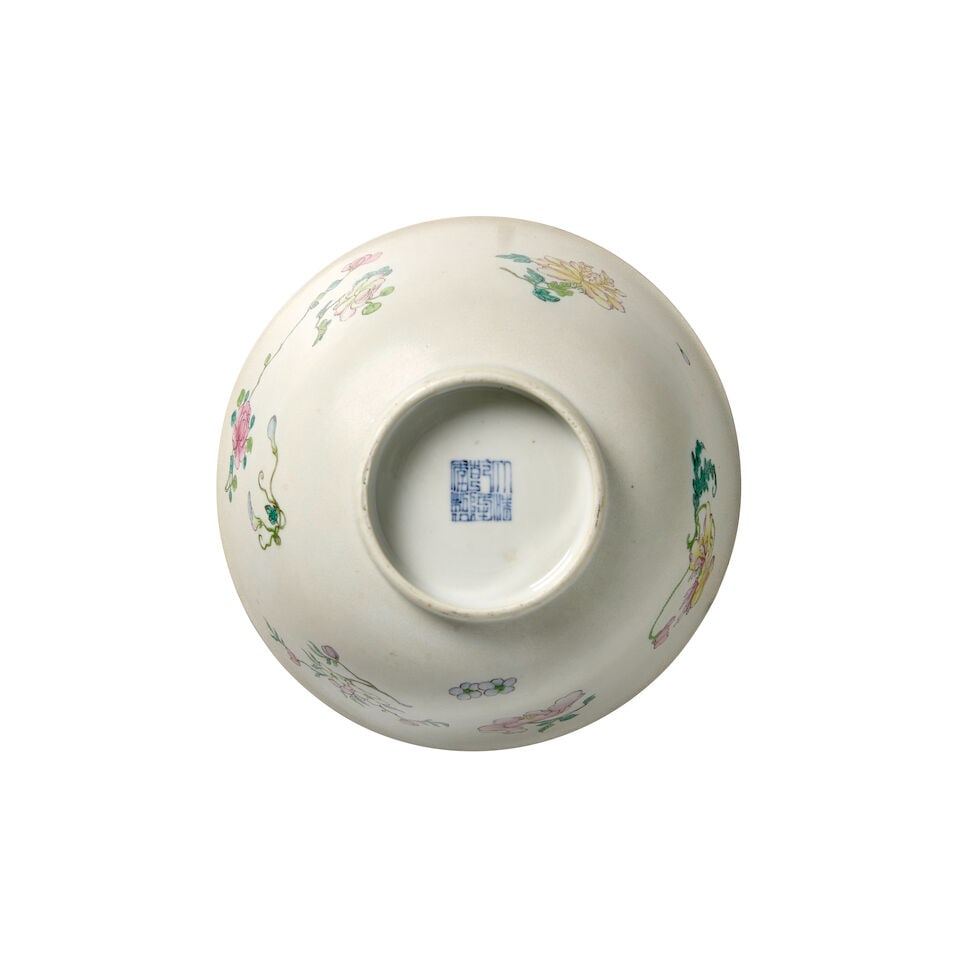 A FAMILLE-ROSE SGRAFITTO 'FLORAL' BOWL Qianlong period, later enameled - 4