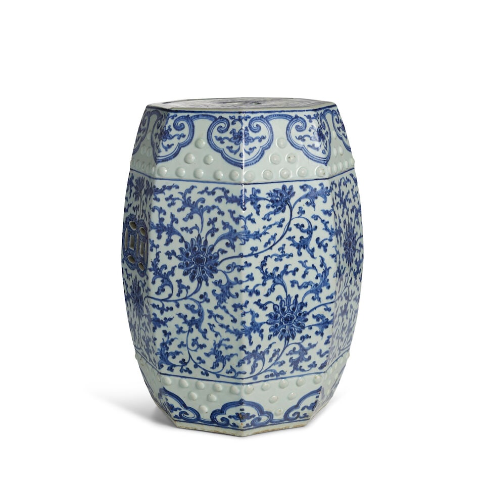 A BLUE AND WHITE 'LOTUS' GARDEN STOOL 19th century - 2