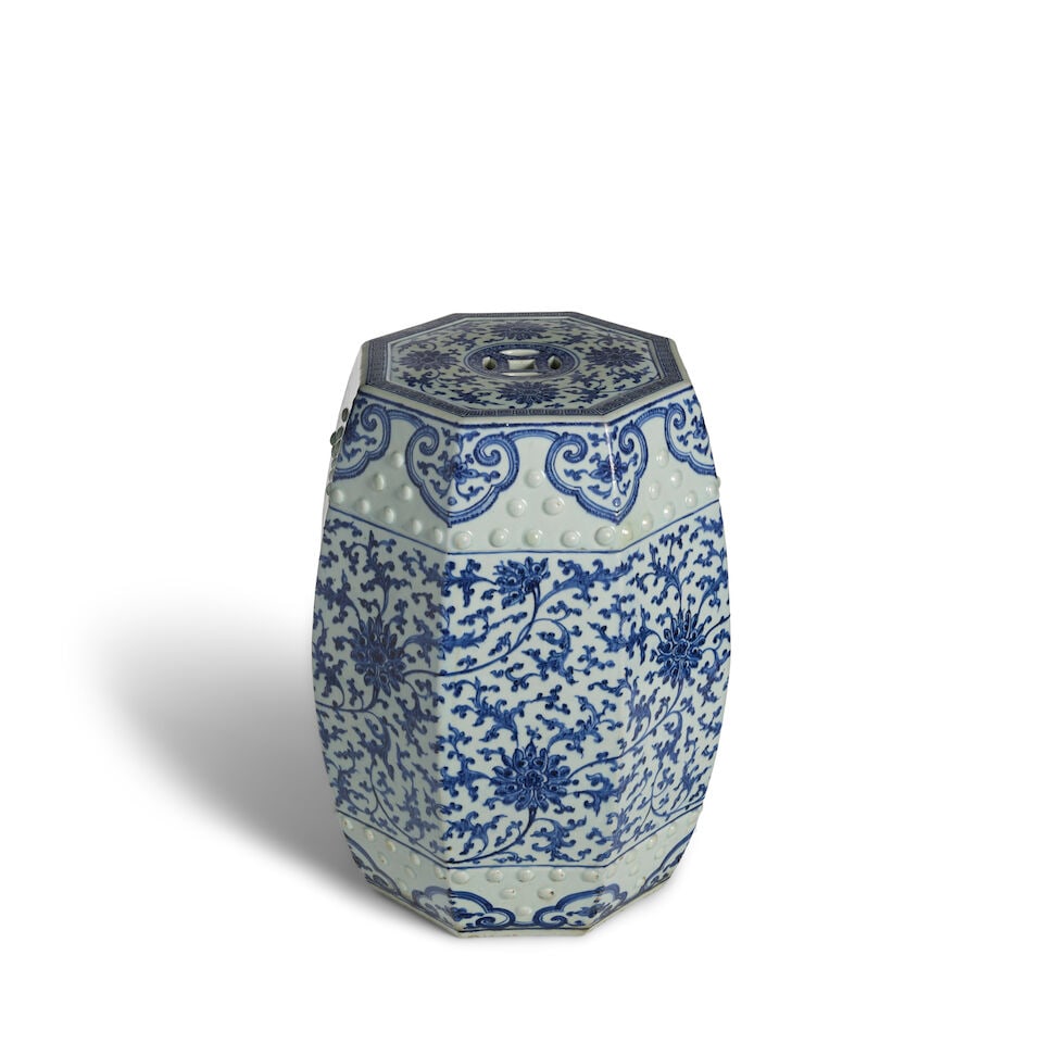 A BLUE AND WHITE 'LOTUS' GARDEN STOOL 19th century - 3