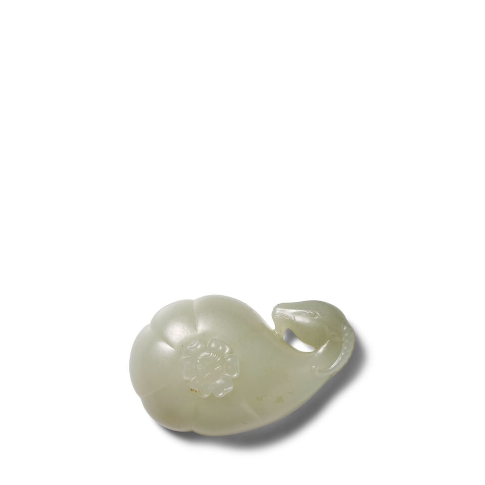 A SMALL MUGHAL-STYLE PALE CELADON JADE IBEX-HANDLED CUP 20th century - 2