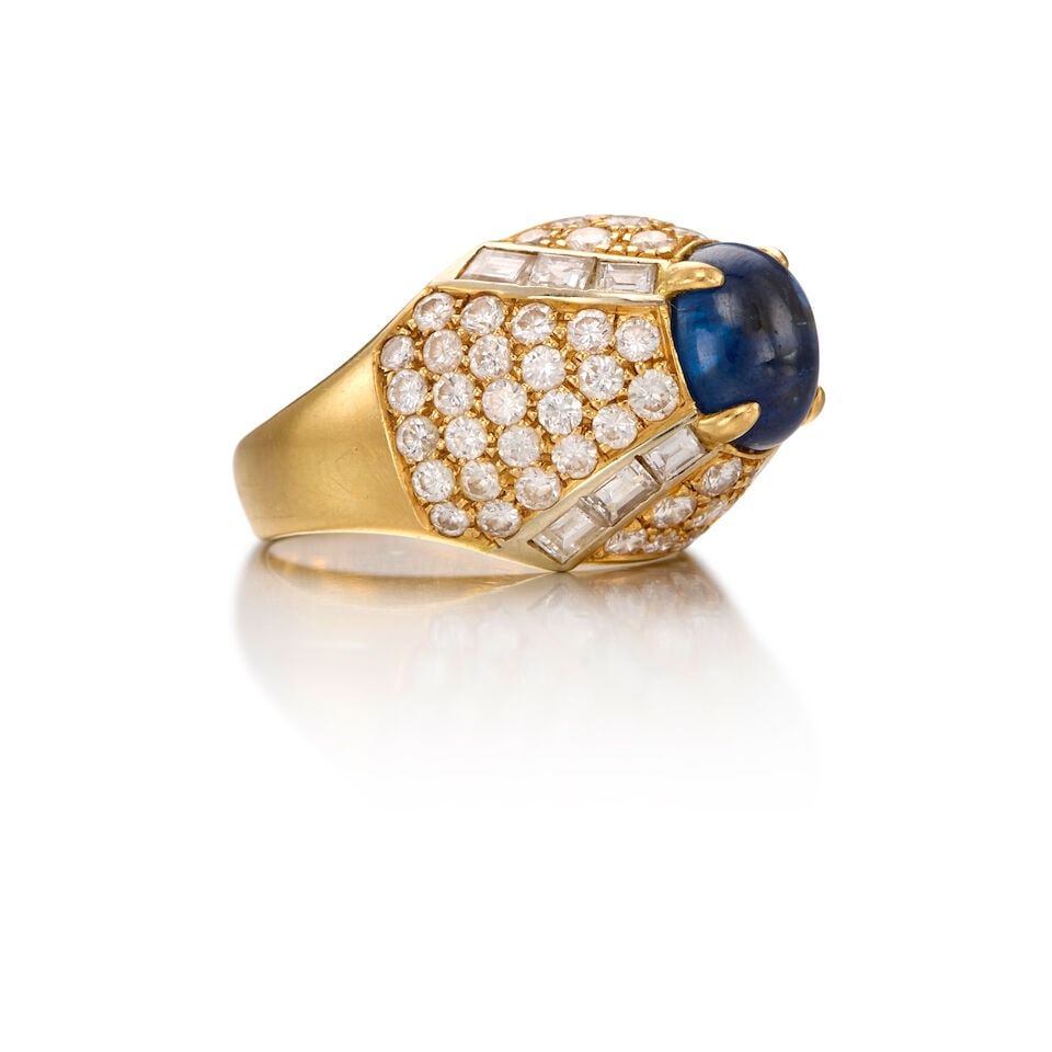 AN 18K GOLD, SAPPHIRE AND DIAMOND RING - 2
