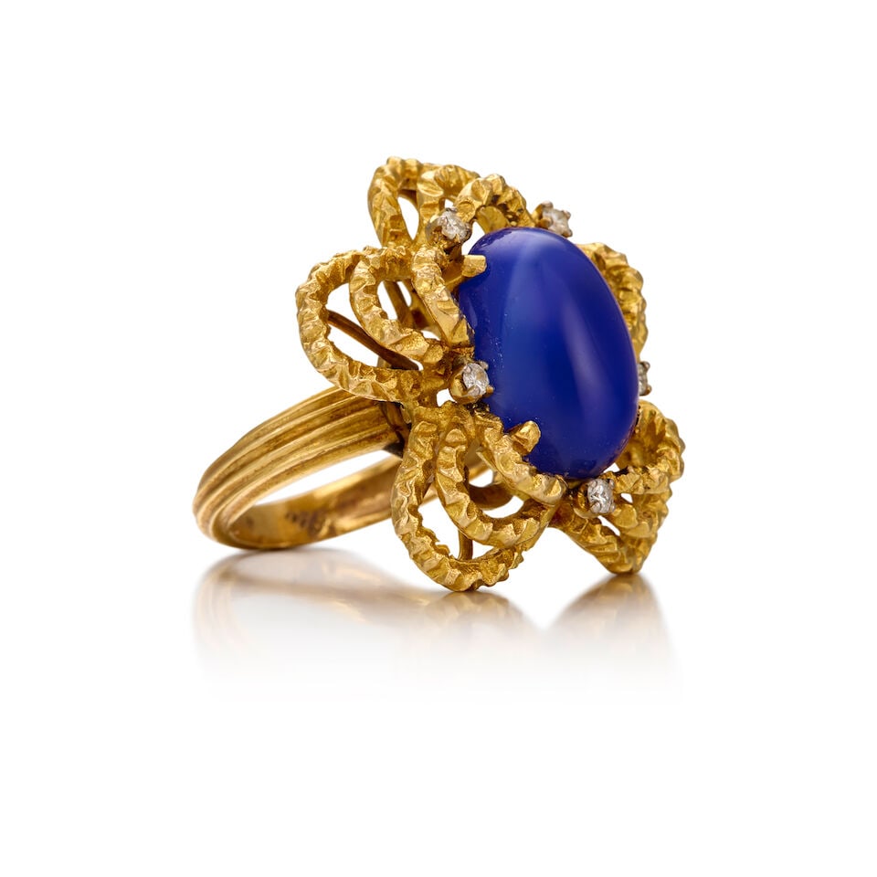 18K GOLD, DYED CHALCEDONY AND DIAMOND RING - 2