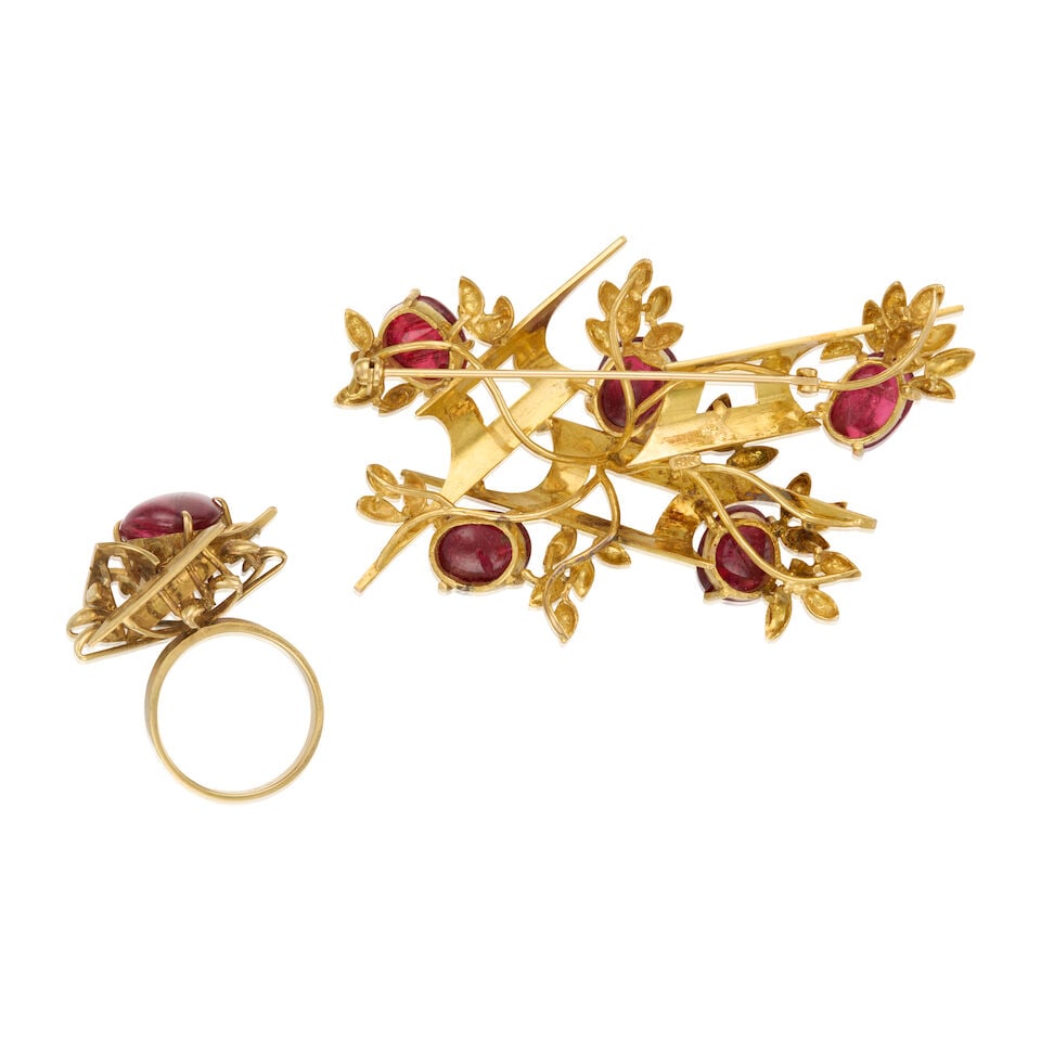 GOLD AND SPINEL BROOCH AND RING - 2