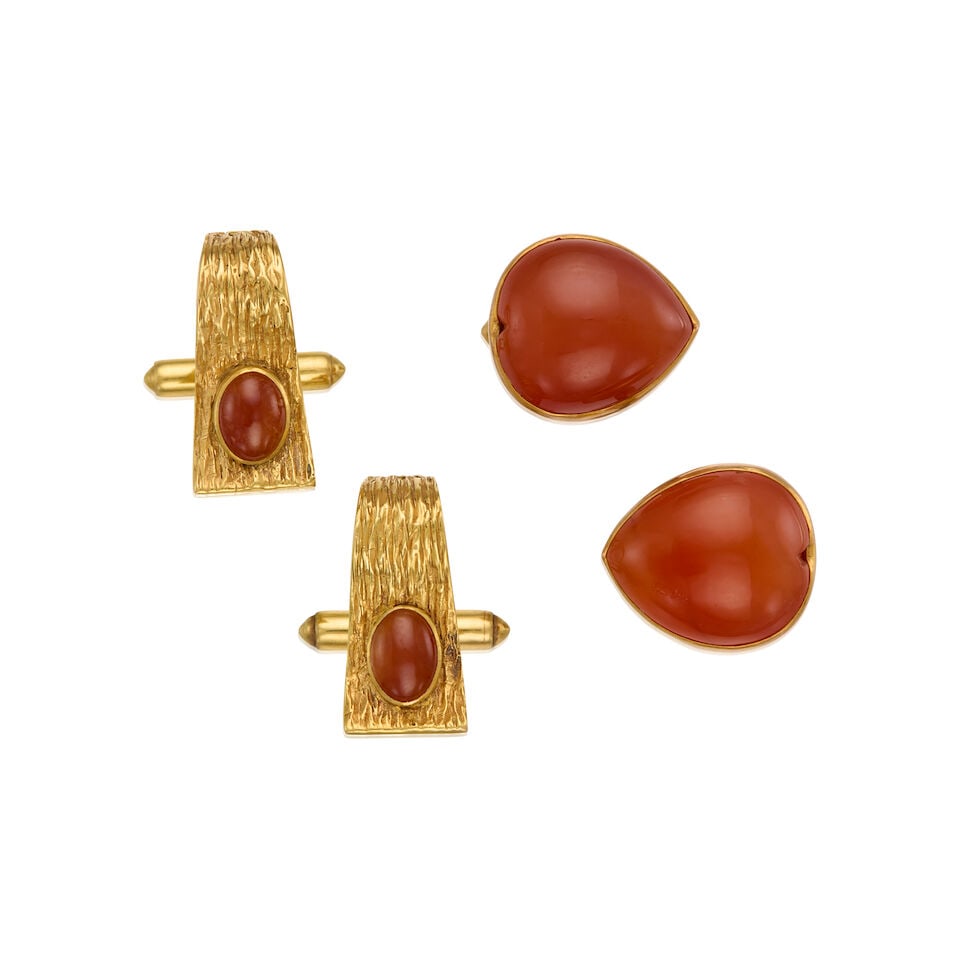 14K GOLD AND CARNELIAN CUFFLINK SET: 14K GOLD AND CARNELIAN CUFFLINK SET • A pair of cufflinks with two heart cabochon shaped carnelian measuring approximately 17.39mm x 15.69mm, measures 7/8 in. x 3/4 in. • A pair of