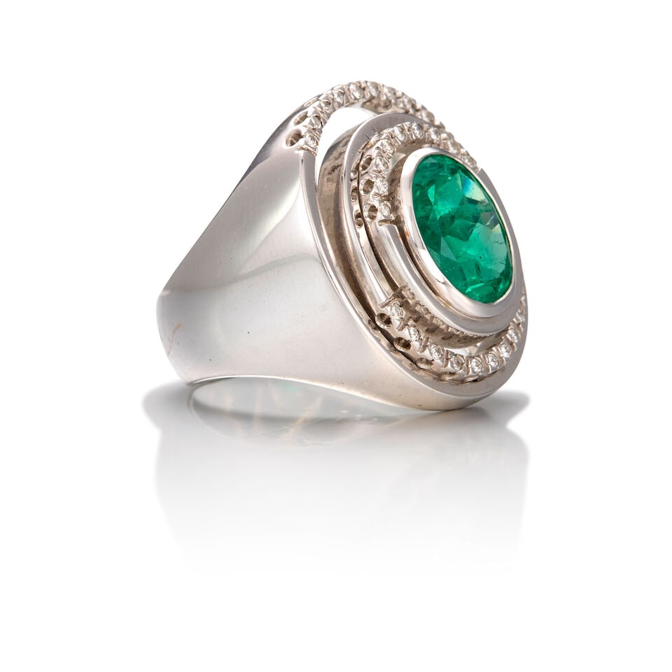 AN 18K WHITE GOLD, EMERALD AND DIAMOND RING - 2