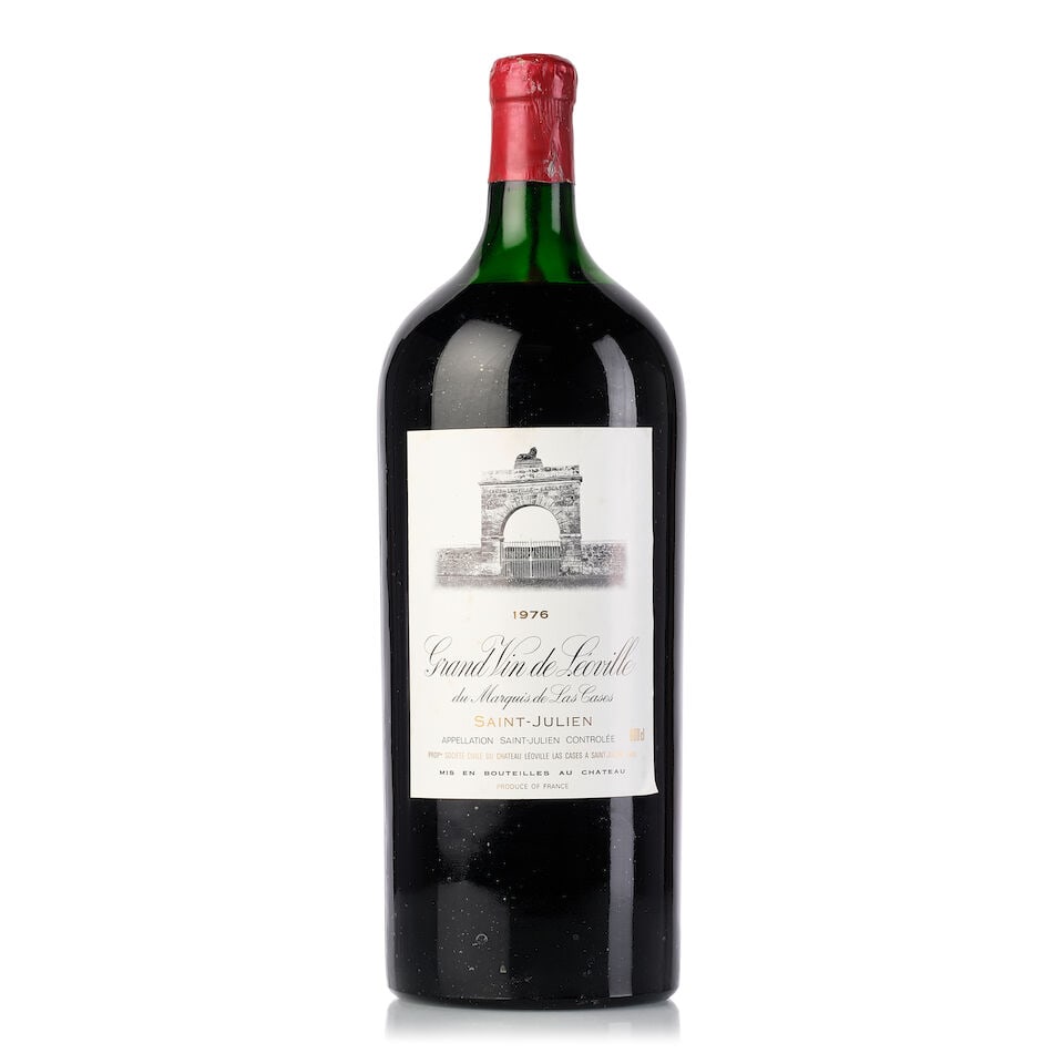 Château Léoville Las Cases, 1976 (1x 6L): Château Léoville Las Cases, 1976 (1x 6L) Region: Bordeaux Fill Level: top shoulder Capsule: oxidised Cork: signs of old seepage Label: slightly bin-soiled Packaging: owc with damaged lid For