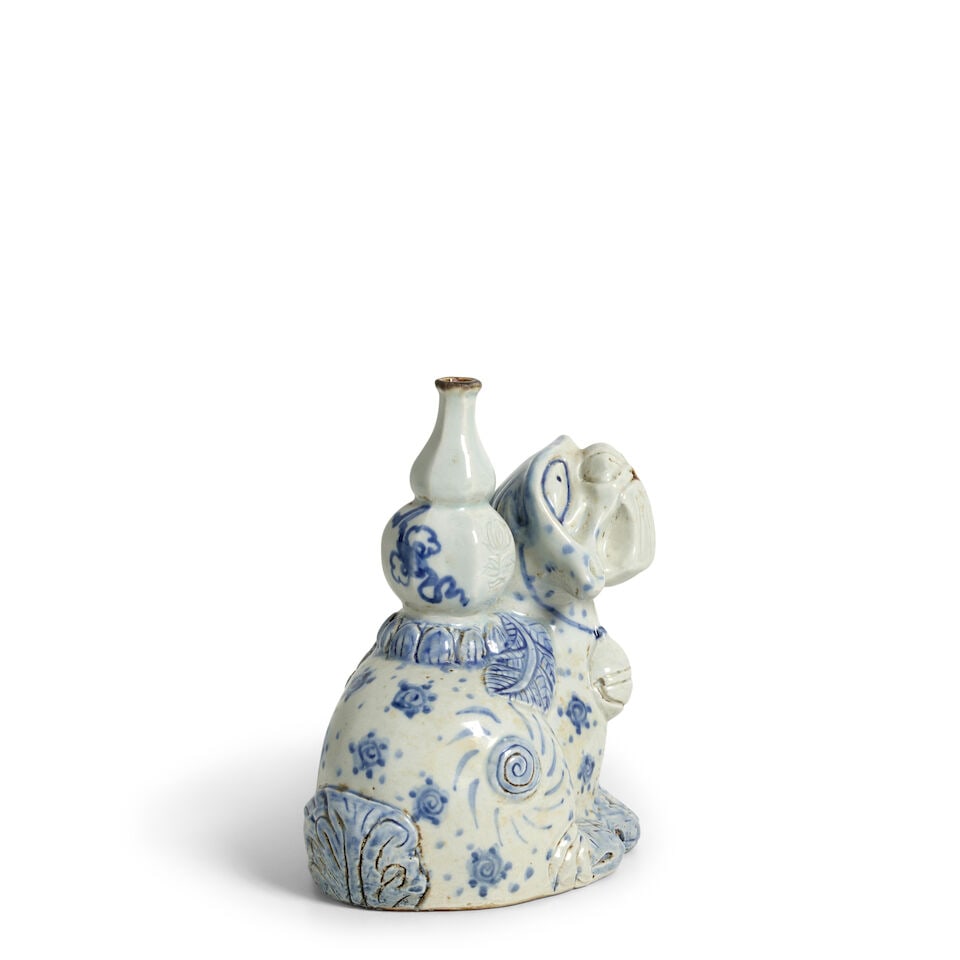 A Large Porcelain Blue and White 'Haetae' Water Dropper Korea, 19th century, - 3
