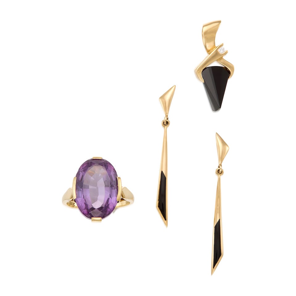 14K YELLOW GOLD, AMETHYST, ONYX, AND DIAMOND JEWELRY: 14K YELLOW GOLD, AMETHYST, ONYX, AND DIAMOND JEWELRY • A 14K gold ring with one oval shaped amethyst weighing approximately 10.30 carats total, size 7 • A 14K gold pendant with one carved