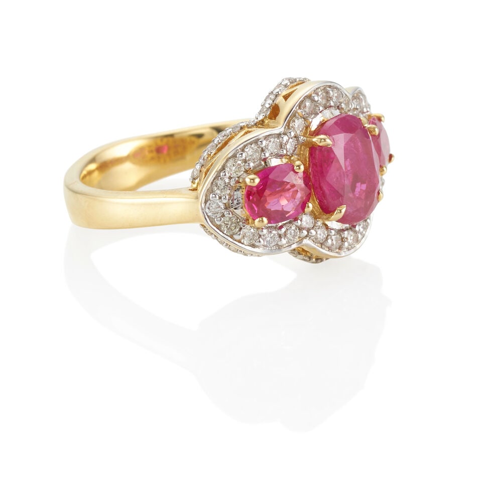 AN 18K BI-COLOR GOLD, RUBY AND DIAMOND RING - 2