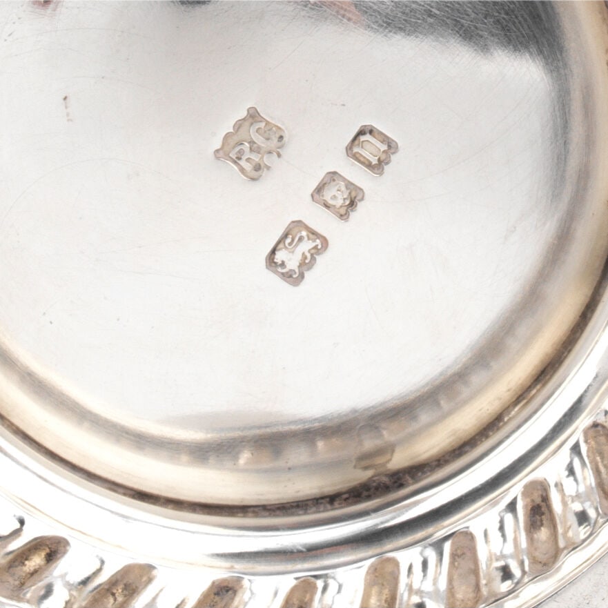 A 1928 BARC Brooklands silver cup with lid, by William Comyns & Sons, Hallmarked London, 1928, - 2