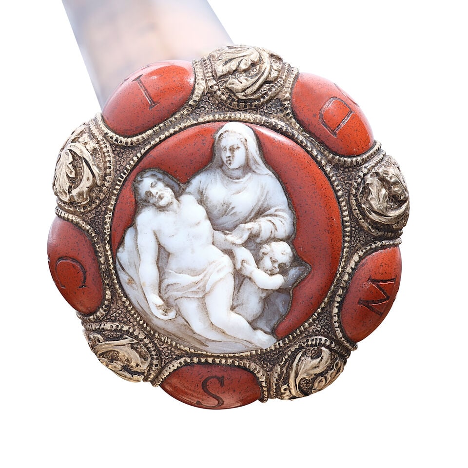 AN ITALIAN SHELL CAMEO INSET RED JASPER AND 900 STANDARD SILVER-GILT LA PIETÀ CANEMarked fo... - 2