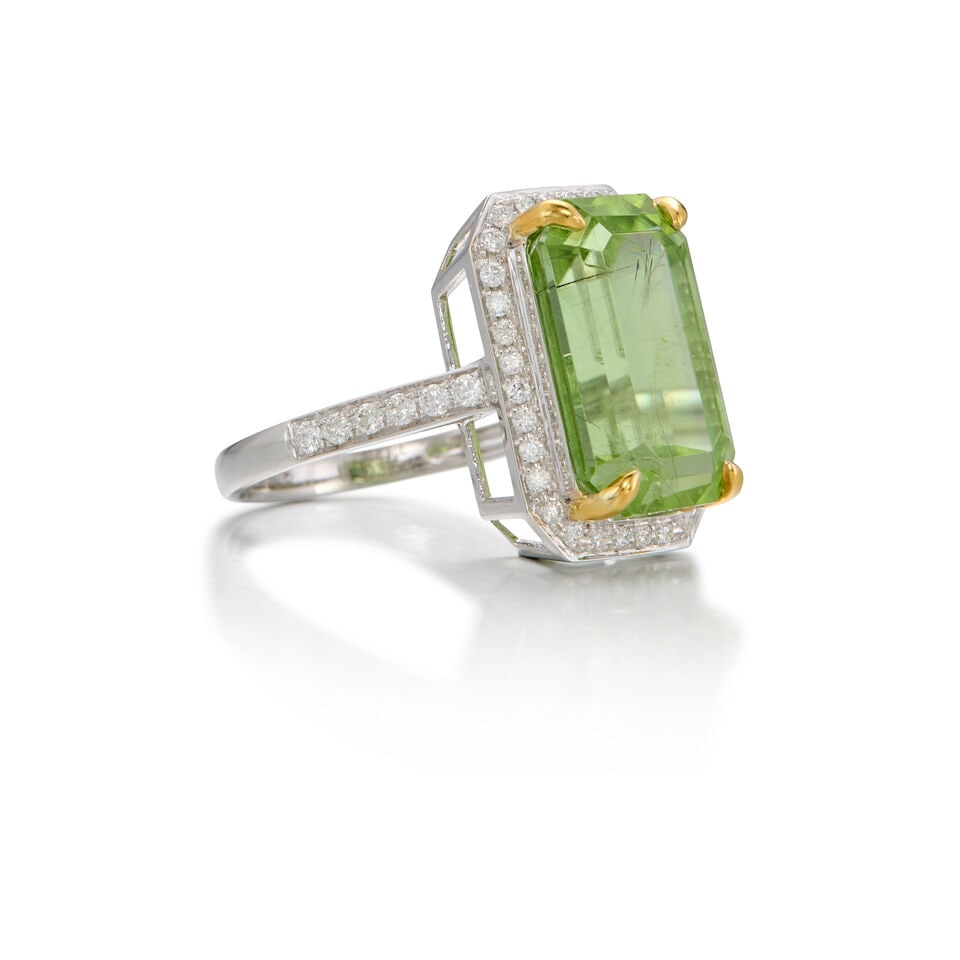 A PLATINUM, PERIDOT AND DIAMOND RING - 2
