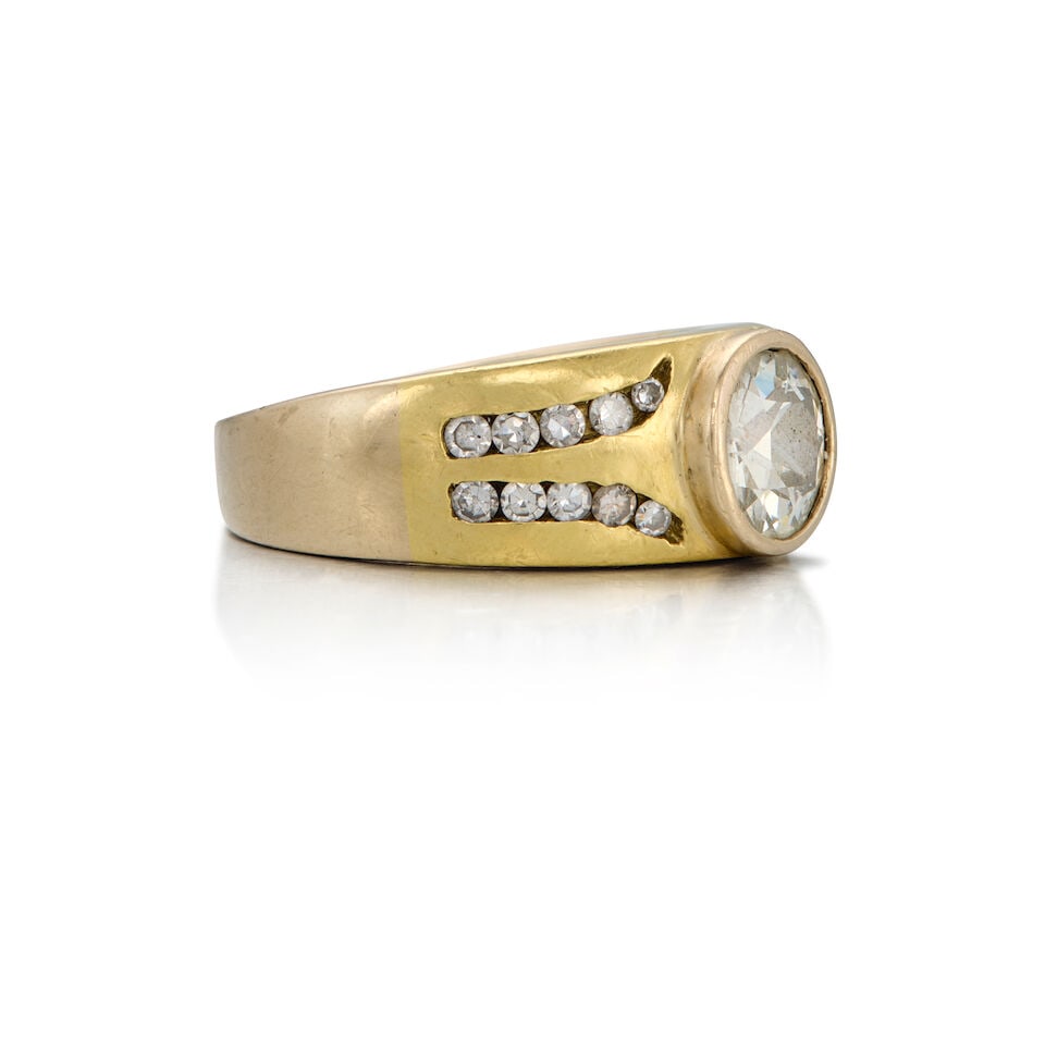 A GOLD AND DIAMOND RING - 2