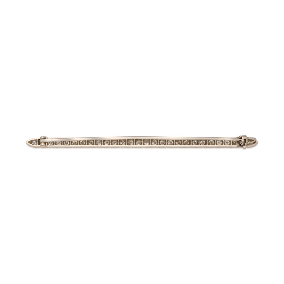 AN ANTIQUE PLATINUM AND DIAMOND BAR BROOCH - 2