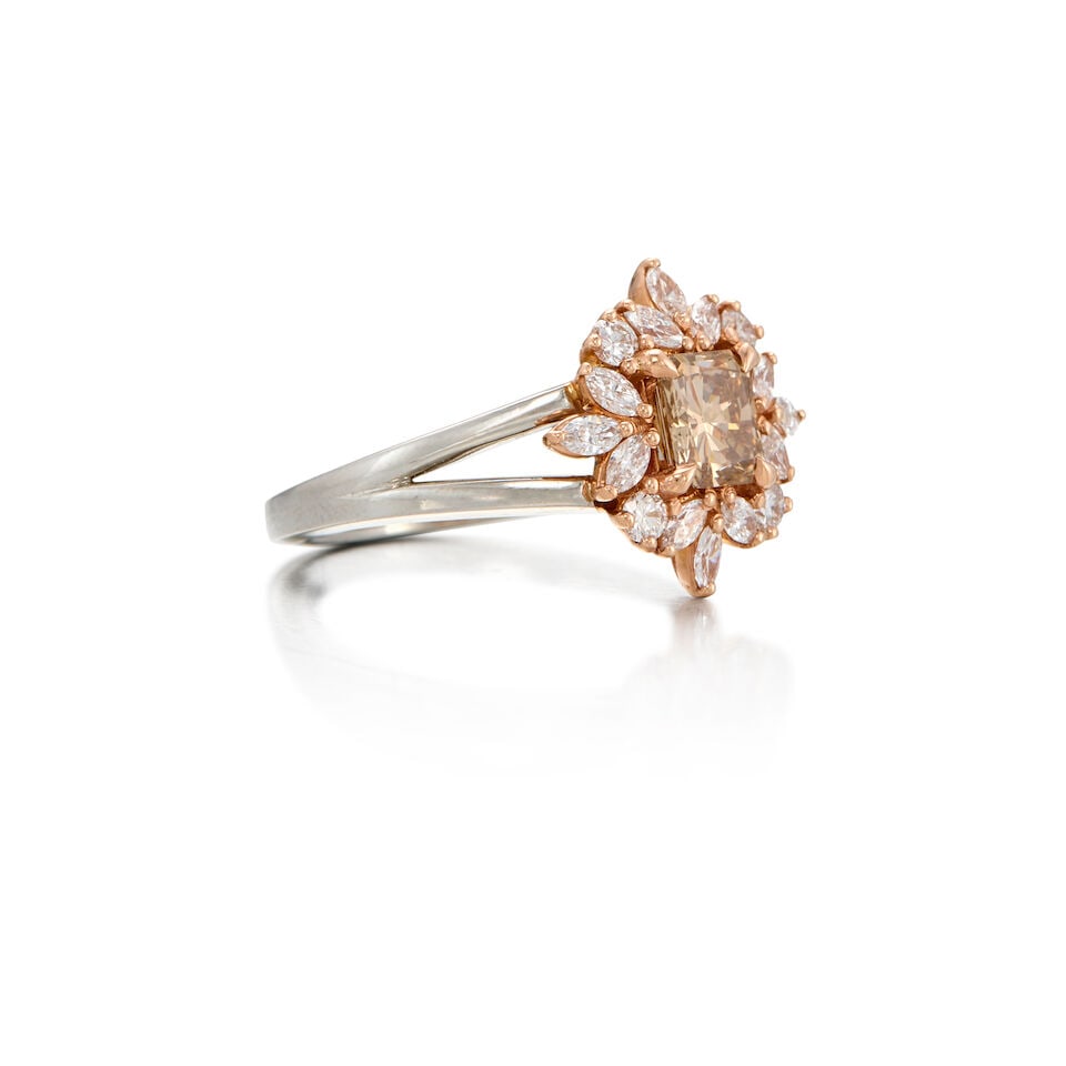 A GOLD AND DIAMOND RING - 2