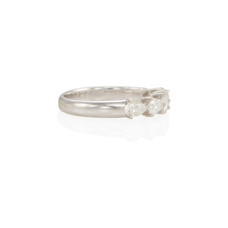 AN 18K WHITE GOLD AND DIAMOND RING - 2
