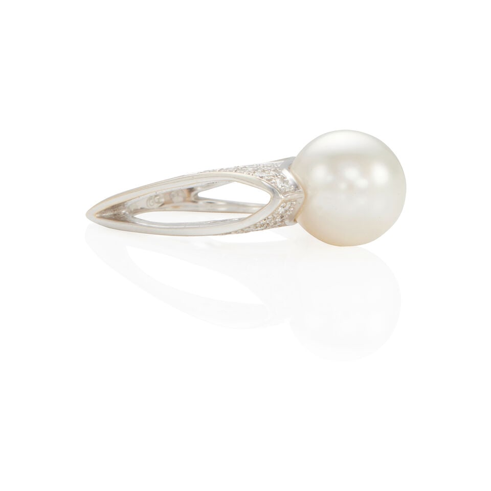 AN 18K WHITE GOLD, CULTURED PEARL AND DIAMOND RING - 3