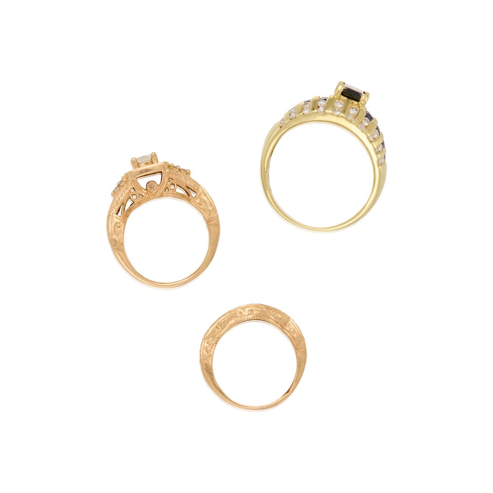 A GROUP OF THREE GOLD, SAPPHIRE AND DIAMOND RINGS - 2
