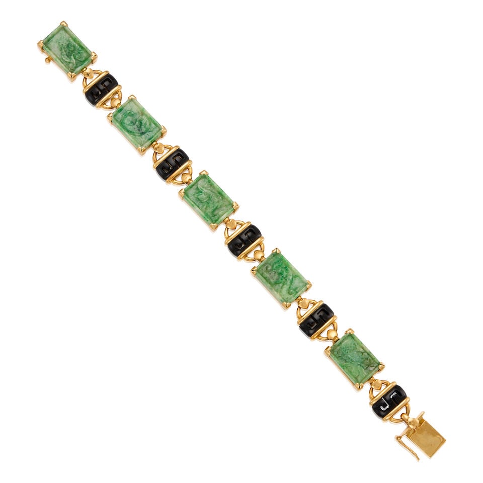 18K GOLD, JADE AND ONYX BRACELET: 18K GOLD, JADE AND ONYX BRACELET • Five rectangular carved jades measuring approximately 18.47mm x 12.52mm x 3.61mm • Five carved onyxes measuring approximately 13.49mm x 6.12mm x dept