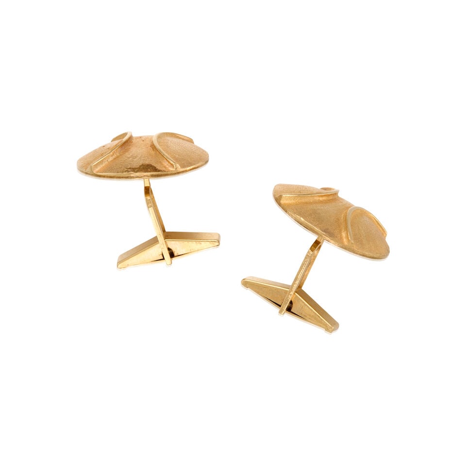 A PAIR OF GOLD CUFFLINKS - 2
