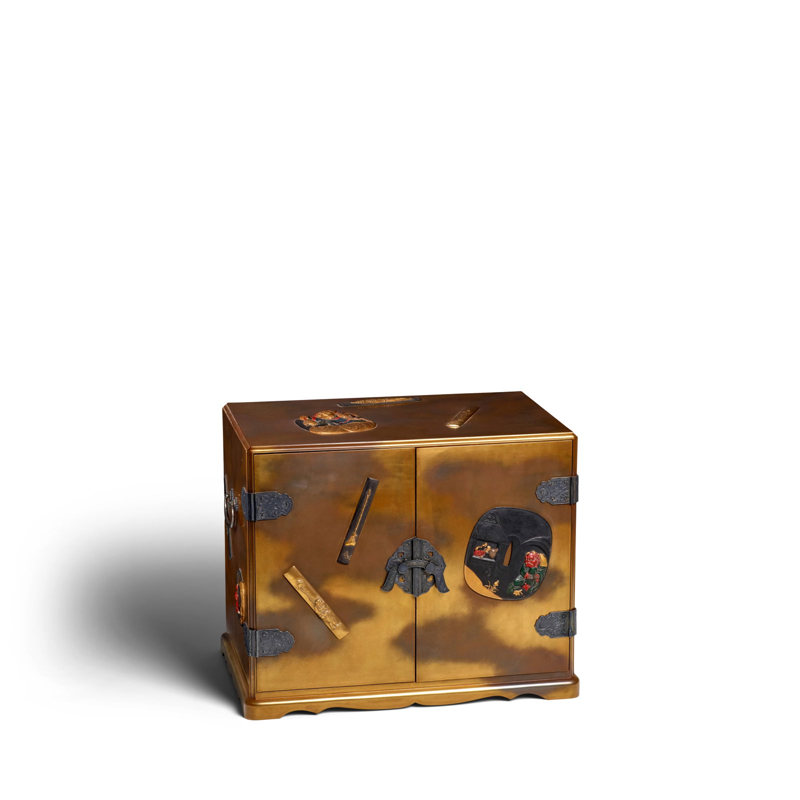 UNRYŪAN (KITAMURA TATSUO, BORN 1952) A Sagedansu (Storage Box for Inrō) Showa (1926-19...: UNRYŪAN (KITAMURA TATSUO, BORN 1952) A Sagedansu (Storage Box for Inrō) Showa (1926-1989) or Heisei (1989-2019) era, 20th/21st century The large rectangular cabinet bearing a rogin-nuri grou