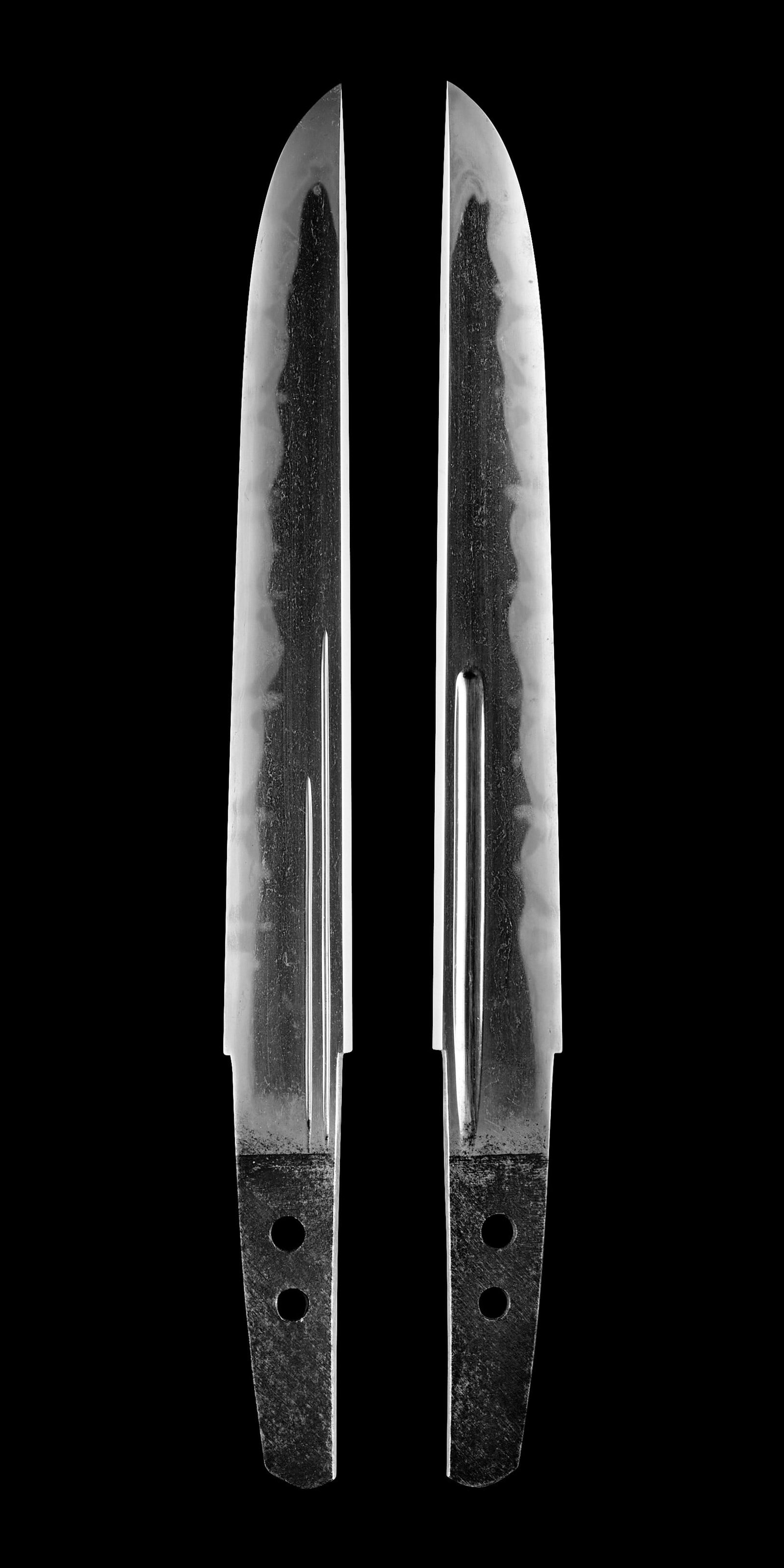 ATTRIBUTED TO GASSAN SADAKAZU (1836-1913) A Tantō (Dagger) with Fine Mounts Meiji era (1868...: ATTRIBUTED TO GASSAN SADAKAZU (1836-1913) A Tantō (Dagger) with Fine Mounts Meiji era (1868-1912), 19th/20th century Of hirazukuri configuration forged in itamehada with a flamboyant gunome midar
