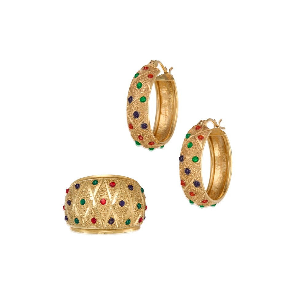 14K YELLOW GOLD AND GLASS RING AND EARRINGS: 14K YELLOW GOLD AND GLASS RING AND EARRINGS • A 14K yellow gold with numerous round shaped glass measuring approximately 1.45mm in diameter, size 5 • A pair of 14K yellow gold earrings