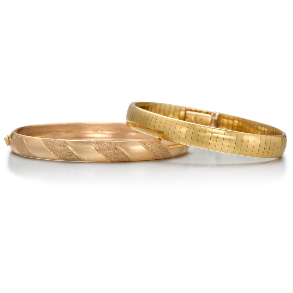 TWO GOLD BANGLE BRACELETS - 3