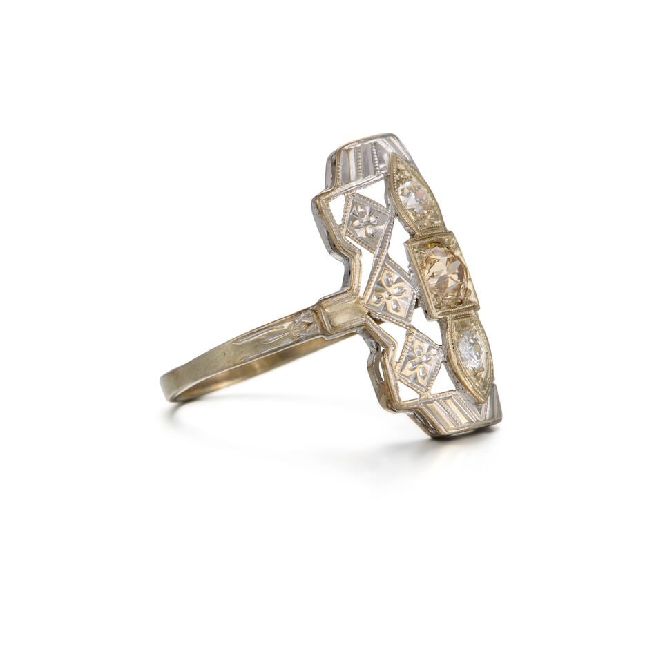A 12K WHITE GOLD AND DIAMOND RING - 2