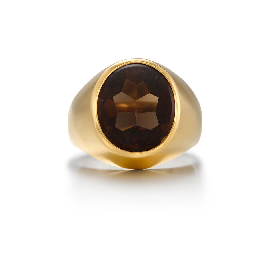 18K YELLOW GOLD AND SMOKY QUARTZ RING: 18K YELLOW GOLD AND SMOKY QUARTZ RING • One oval shaped smoky quartz weighing approximately 5.30 carats total • Size 7 3/4 • Estimated gross weight: 13.9 grams Footnotes: OVERALL
